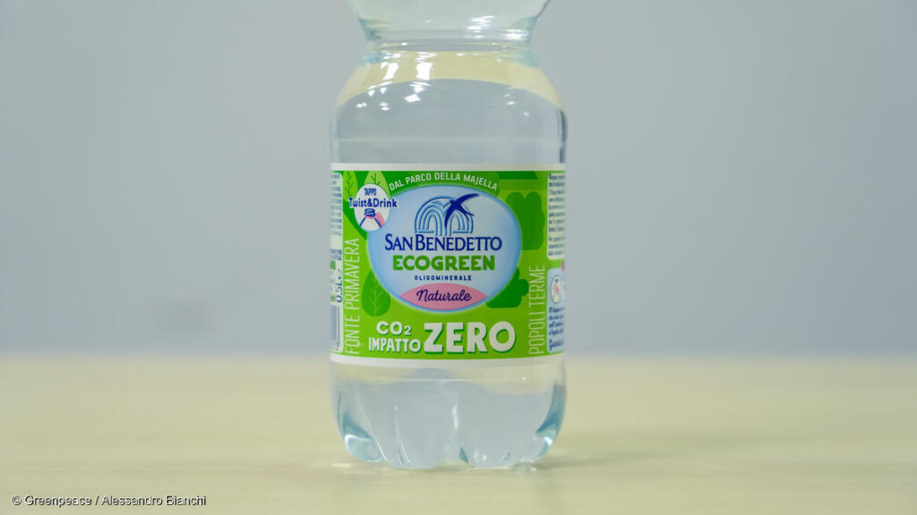 Bottiglietta di acqua San Benedetto con etichetta Eco Green